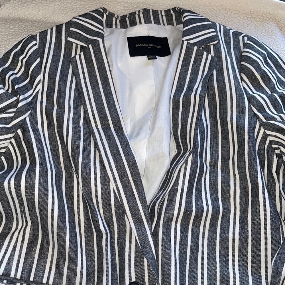 Size 4 Banana Republic blazer.